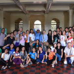 ガバメントセンターで地元の高校生と集合写真